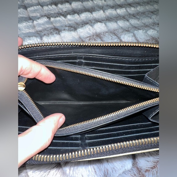Authentic Louis Vuitton Suhali Zippy Long
Wallet black- excellent condit… - Picture 4 of 13